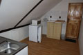alespoň menší kuchyňka se vešla i do podkrovního apartmá